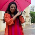 Rupali Ganguly Instagram - Bristy Pore Tapur Tupur ☔️🌧️😍 Rains bring all the memories flooding back… ❤️ . . Outfit by @wendellrodrickslabel Stylist @shrushti_216 . . #feelkaroreelkaro #feelitreelit #monsoon #rainyweather #mumbaimonsoon #reelsinstagram #explorepage #jaimatadi #jaimahakal #anupamaa #rupaliganguly