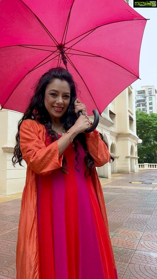 Rupali Ganguly Instagram - Bristy Pore Tapur Tupur ☔️🌧️😍 Rains bring all the memories flooding back… ❤️ . . Outfit by @wendellrodrickslabel Stylist @shrushti_216 . . #feelkaroreelkaro #feelitreelit #monsoon #rainyweather #mumbaimonsoon #reelsinstagram #explorepage #jaimatadi #jaimahakal #anupamaa #rupaliganguly