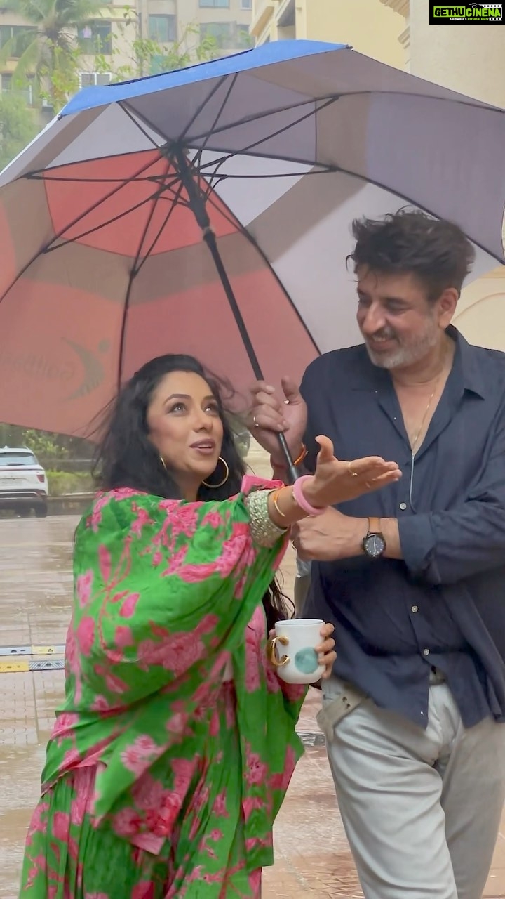 Rupali Ganguly - 157K Likes - Finding some “us” time, in this season of love and romance!!
Baarish ke mausam mein thoda romance toh banta hai na?
.
.
👗: @paulmiandharsh
🧣: @shrushti_216
.
.
#Ashrup #feelkaroreelkaro #feelitreelit #monsoon #monsoonseason #reels #reelsinstagram #romantic #sunday #familytime #family #jaimatadi #jaimahakal #anupamaa #rupaliganguly