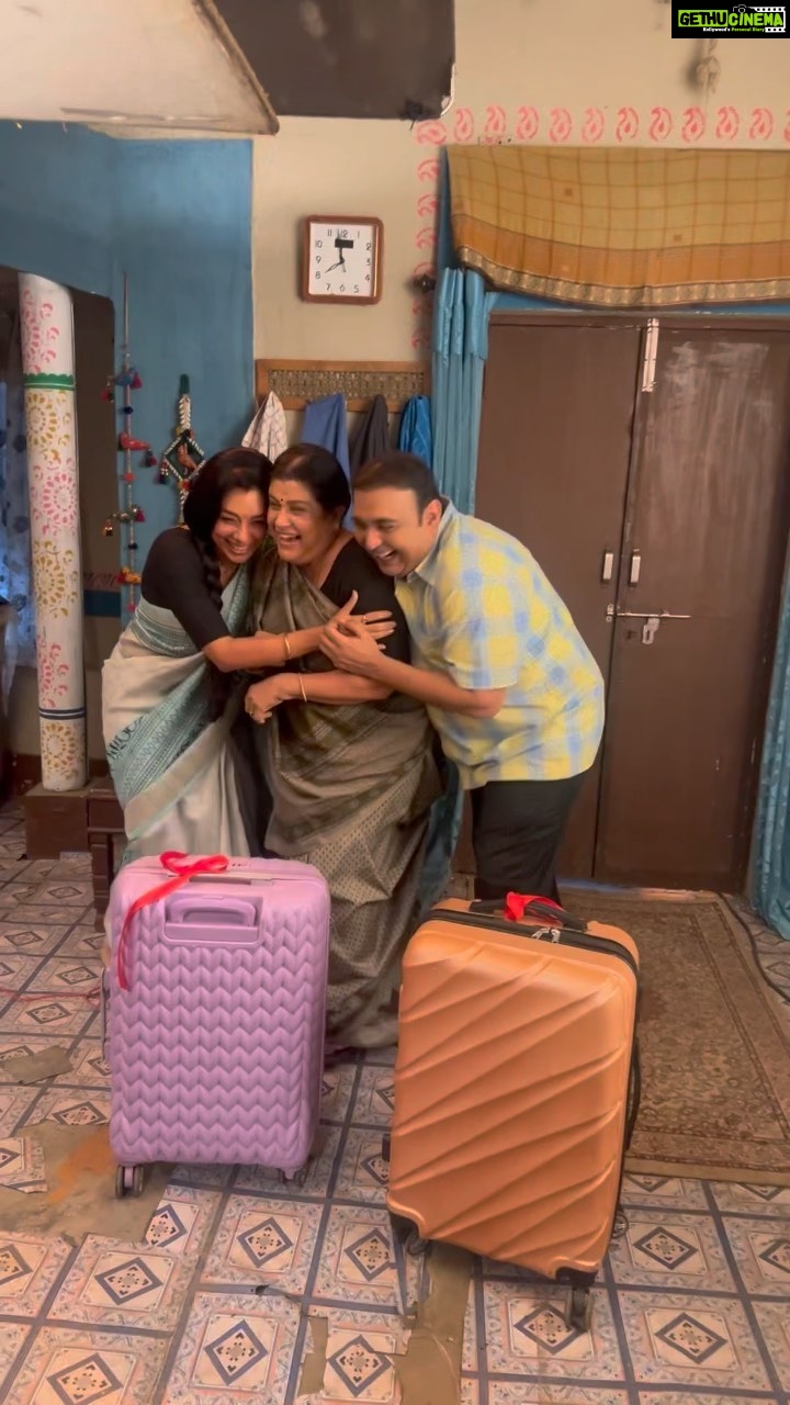 Rupali Ganguly Instagram - Unrehearsed Uncoordinated Unabashed Joshi madness and enthusiasm for Anupamaa going to Amreecaaaaa β€οΈπΊπΈππ΅ Our first reel together β£οΈ #trendingreels #reelkarofeelkaro #reelitfeelit #rupaliganguly #instagood #anupamaa #jaimatadi #jaimahakal