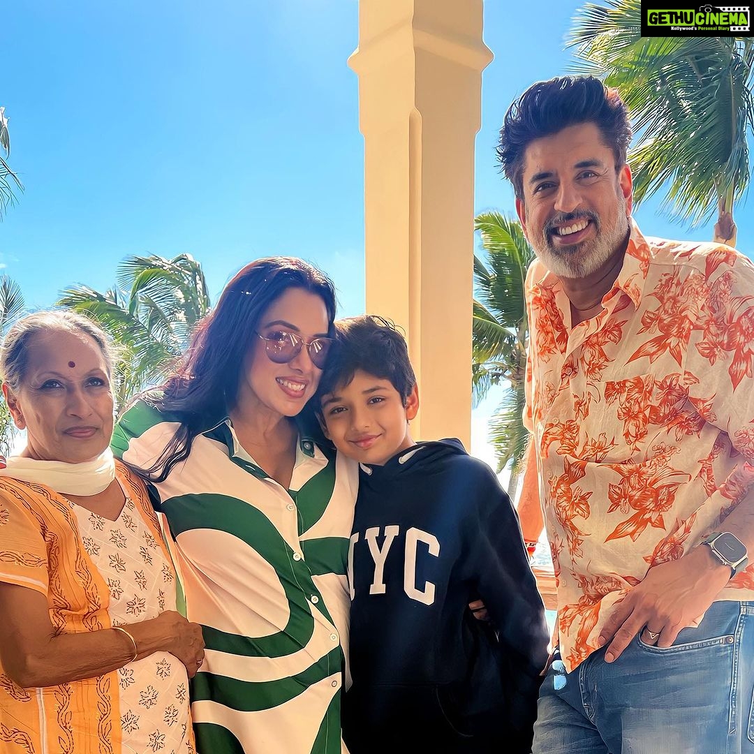 Rupali Ganguly Instagram - Familia ❤️ Happy Sunday 🤗 @ashwinkverma @gangulirajani #family #familia #rupaliganguly #insta good #mauritius #sunday #jaimatadi #jaimahakal @theresidencemauritius @mauritius.tourism @pickyourtrail