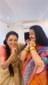 Rupali Ganguly Instagram - GuruMaa and AnupaMaa ❤️

The Marathi genes in me rejoiced at  lip syncing to a Marathi song - although late for the trend 🙈😍
And It is a sheer delight to share screen space with this wonderful woman and stellar performer ,Aparaji -  you are a legend 🤗😍

#anupamaa #rupaliganguly #gurukool #gurumaa #aparamehta #reelitfeelit #trendingreels #lategram #instagood #jaimatadi #jaimahakal 
@starplus @directorskutproduction @ketswalawalkar 
🎥 @aman_maheshwari06