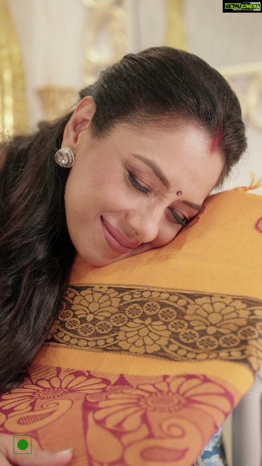 Rupali Ganguly Instagram - Embracing the intricate threads of our past while sipping on the flavours of tradition! Celebrate the essence of India's handloom heritage with Tata Tea Premium's limited edition packs this Independence Day. Let's weave together the stories of our culture one cup at a time! 🇮🇳🥰 I have got my limited edition tea packs and it’s time for you to get yours.. #DeshKeDhaage #DeshKaGarv #HappyIndependenceDay #TataTeaPremium #IndependenceDay2023 #TataTea #Tata #HandloomsOfindia #Handlooms #Ad #Sponsored