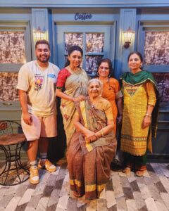 Rupali Ganguly Instagram - Loook at my nani just loook at her And how much is she in love with Anupama and looook how I am not getting any attention!

But jokes apart @rupaliganguly was sweeet enough to make this happen. 
And we had a very very fun shoot 
So stay tuned for this :)