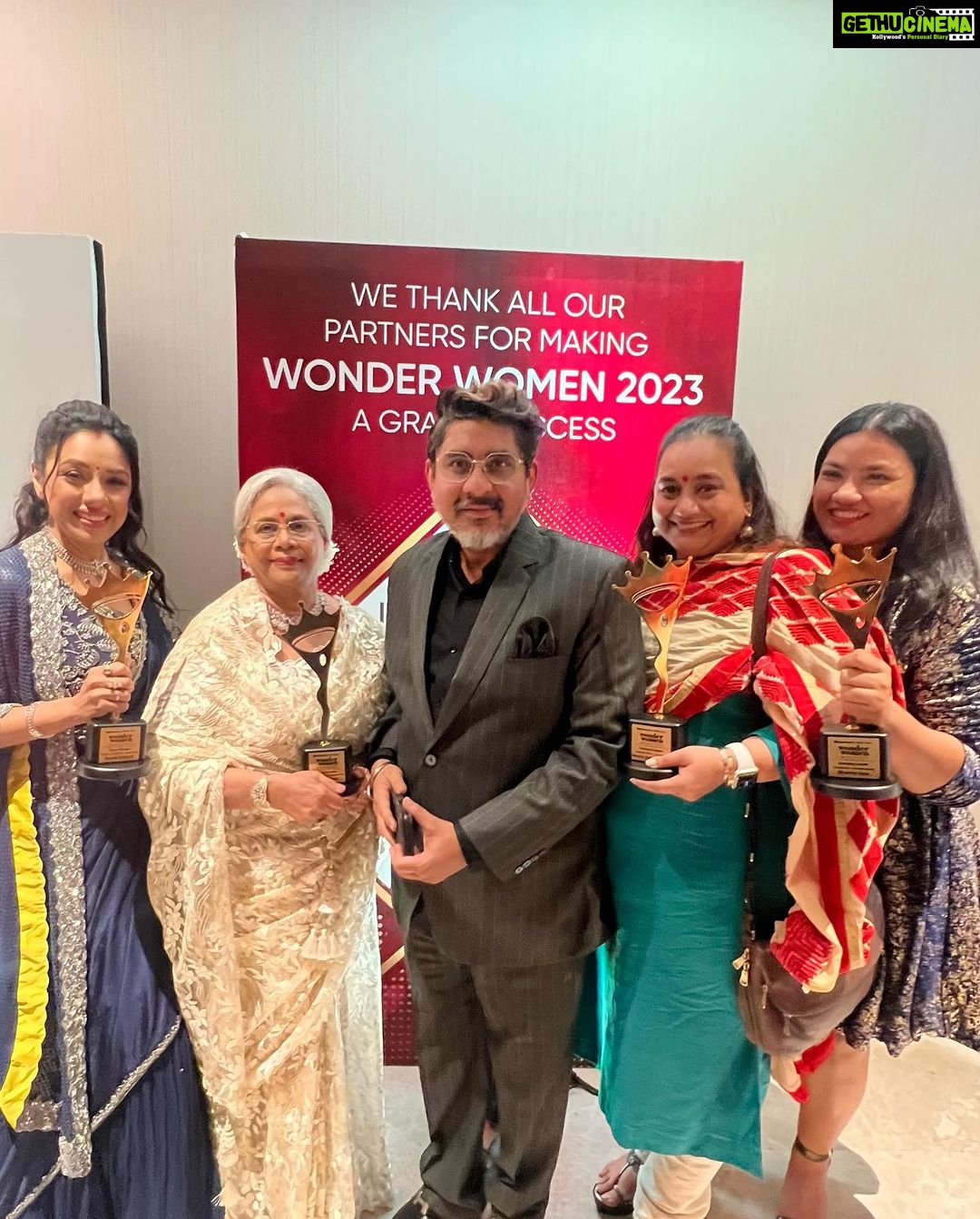 Rupali Ganguly Instagram - Kuch Vat Vruksh aise hote hai jinke saaye mein aakar har paudha , mazboot jadon wala ped ban jaata hai …. Jaise main inke saaye mein aakar bani 🙏🏻 @deepa.shahi.1428 mam … mere liye aapke saath uss manch par hona hi apne aap mein award tha … Thank you for everything especially for always showering so much love 💕🙏🏻 Thank u @tellychakkar Swati and @indiantelevisiondotcom Anilji for honoring us with The Wonder Women awards and making us Anupamaa girls feel special 🙏🏻 And to the Man because of whom we women enjoy this recognition @rajan.shahi.543 Thank you forever 🙏🏻🙏🏻🙏🏻 We got another special one @ashwinkverma #rudranshverma ❤️ #lovemyboys Team Anupamaa to each and everyone of you Thank you 😊 #award #awardwinning #anupamaa #rupaliganguly #instagood #girlpower #wonderwomen #jaimatadi #jaimahakal @anilwanwari @divy0102 thank You 🤗 @bhavnawritervyas 😘 @vartak.namita 😘 @directorskutproduction Outfit by @onaya_official @connectedforfashion Jewellery by @gehnajewellers1 Stylist @shrushti_216