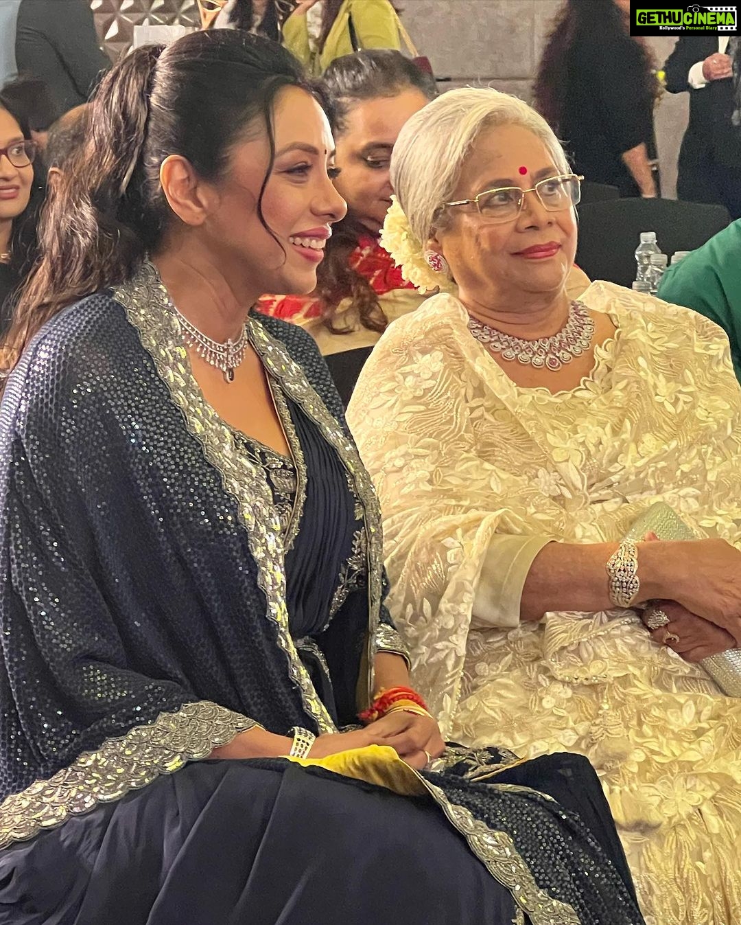 Rupali Ganguly Instagram - Kuch Vat Vruksh aise hote hai jinke saaye mein aakar har paudha , mazboot jadon wala ped ban jaata hai …. Jaise main inke saaye mein aakar bani 🙏🏻 @deepa.shahi.1428 mam … mere liye aapke saath uss manch par hona hi apne aap mein award tha … Thank you for everything especially for always showering so much love 💕🙏🏻 Thank u @tellychakkar Swati and @indiantelevisiondotcom Anilji for honoring us with The Wonder Women awards and making us Anupamaa girls feel special 🙏🏻 And to the Man because of whom we women enjoy this recognition @rajan.shahi.543 Thank you forever 🙏🏻🙏🏻🙏🏻 We got another special one @ashwinkverma #rudranshverma ❤️ #lovemyboys Team Anupamaa to each and everyone of you Thank you 😊 #award #awardwinning #anupamaa #rupaliganguly #instagood #girlpower #wonderwomen #jaimatadi #jaimahakal @anilwanwari @divy0102 thank You 🤗 @bhavnawritervyas 😘 @vartak.namita 😘 @directorskutproduction Outfit by @onaya_official @connectedforfashion Jewellery by @gehnajewellers1 Stylist @shrushti_216