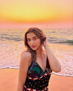 Saiee Manjrekar Instagram - Last sunset of ‘22, reflecting on what a year of growth and learning it has been. Here’s looking to 2023✨🧿

 @shopverb @elevate_promotions