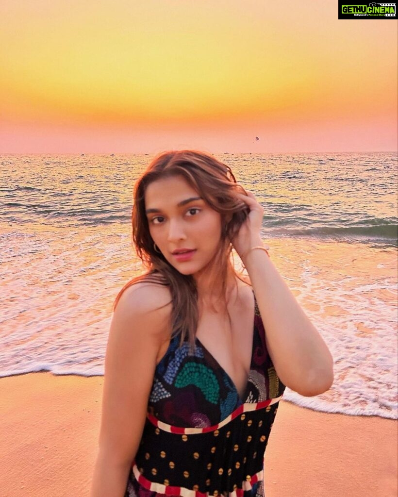 Saiee Manjrekar Instagram - Last sunset of ‘22, reflecting on what a year of growth and learning it has been. Here’s looking to 2023✨🧿 @shopverb @elevate_promotions