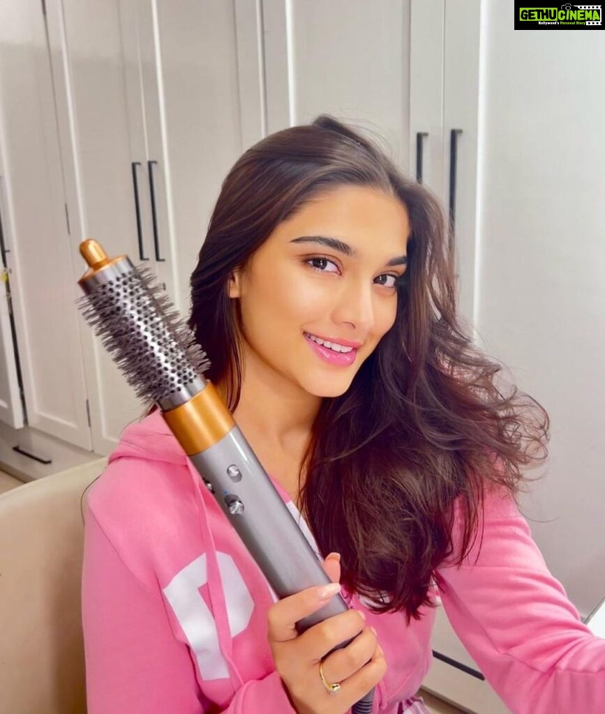 Saiee Manjrekar Instagram - Volume, volume and volume!! Love a good blowout- what i love even more is one that can be done at home without extreme heat ✨ You are magic @dyson_india’s Airwrap ! #DysonIndia#DysonHair#DysonAirwrap#gifted