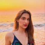 Saiee Manjrekar Instagram – Last sunset of ‘22, reflecting on what a year of growth and learning it has been. Here’s looking to 2023✨🧿

 @shopverb @elevate_promotions