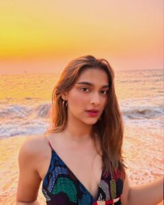 Saiee Manjrekar Instagram - Last sunset of ‘22, reflecting on what a year of growth and learning it has been. Here’s looking to 2023✨🧿

 @shopverb @elevate_promotions