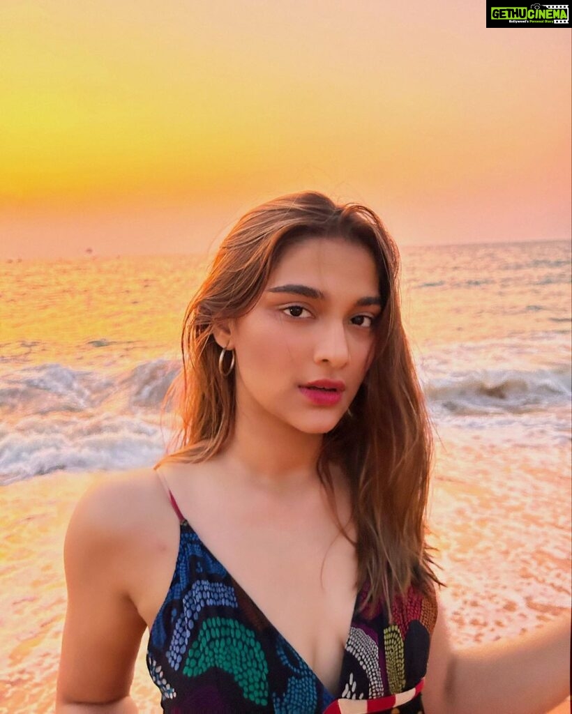 Saiee Manjrekar Instagram - Last sunset of ‘22, reflecting on what a year of growth and learning it has been. Here’s looking to 2023✨🧿 @shopverb @elevate_promotions