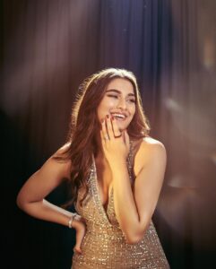 Saiee Manjrekar Instagram - felt like a disco dancaaa 🕺 

Outfit @scalausa 
Jewlry @khannajewellerskj
Shoes Giuseppe Zanotti 
Styling @eshaamiin1
Hair @hairloom_by_akanksha
Makeup @niyati_kothari asst @palakkj
📸 @mandar_studio
