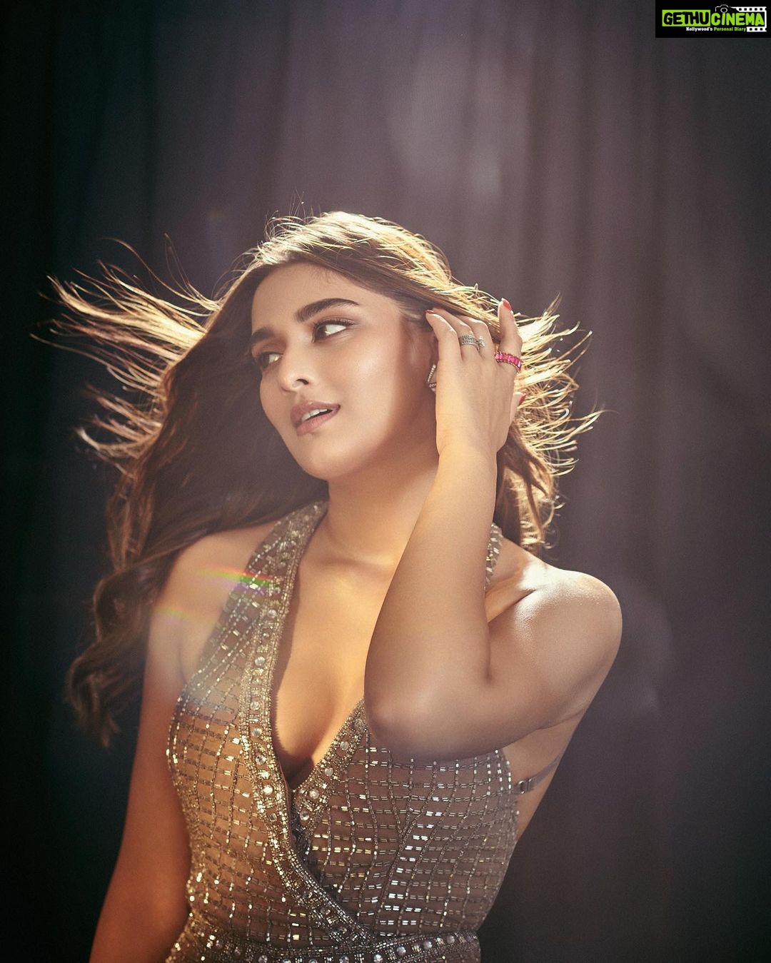 Saiee Manjrekar - 676.1K Likes - felt like a disco dancaaa 🕺
Outfit @scalausa
Jewlry @khannajewellerskj
Shoes Giuseppe Zanotti
Styling @eshaamiin1
Hair @hairloom_by_akanksha
Makeup @niyati_kothari asst @palakkj
📸 @mandar_studio