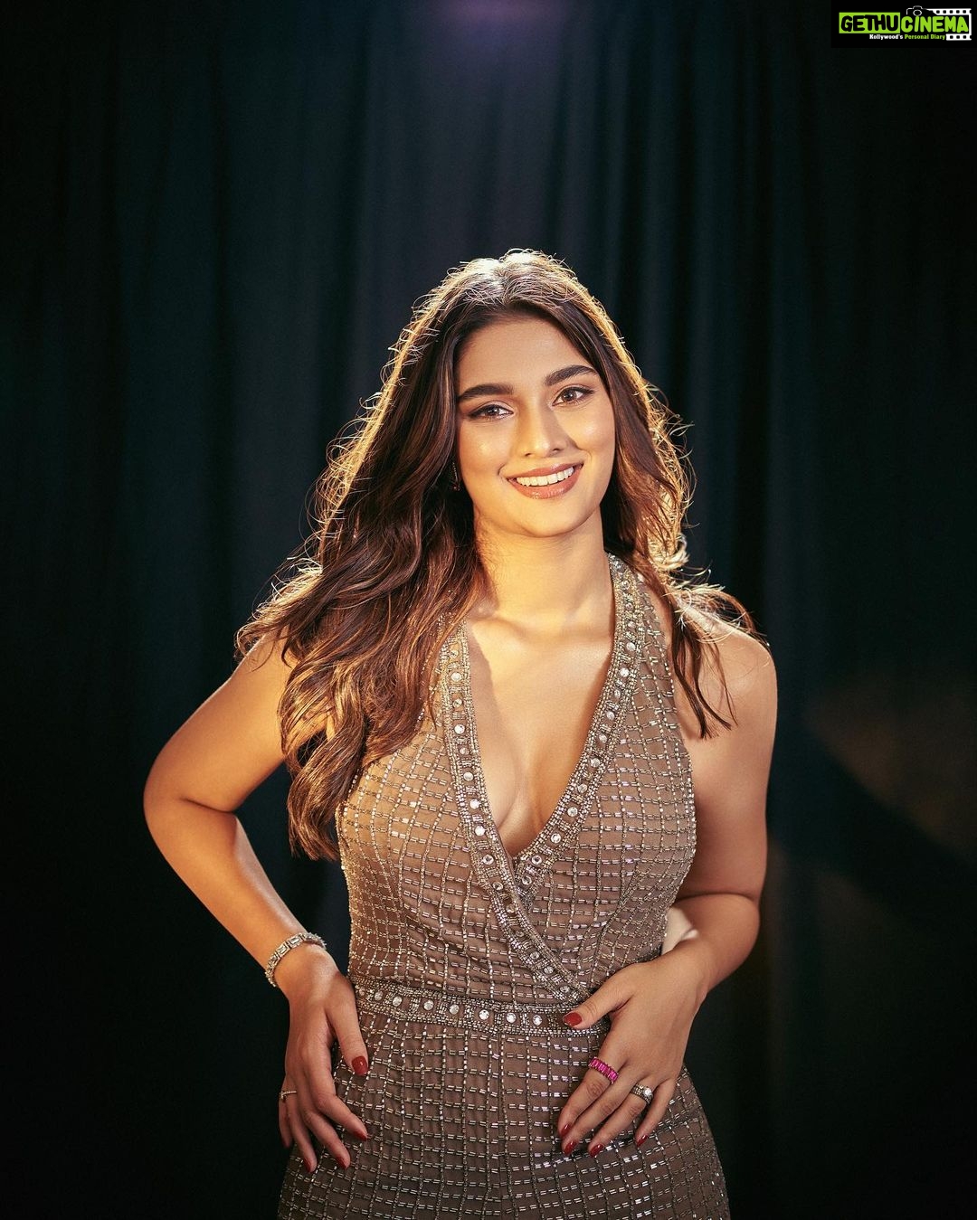 Saiee Manjrekar - 676.1K Likes - felt like a disco dancaaa 🕺
Outfit @scalausa
Jewlry @khannajewellerskj
Shoes Giuseppe Zanotti
Styling @eshaamiin1
Hair @hairloom_by_akanksha
Makeup @niyati_kothari asst @palakkj
📸 @mandar_studio