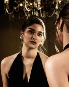 Saiee Manjrekar Instagram - mirror mirror on the wall✨