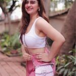 Sanaya Pithawalla Instagram - How’s your Monday lookin good lookin? 🩷
