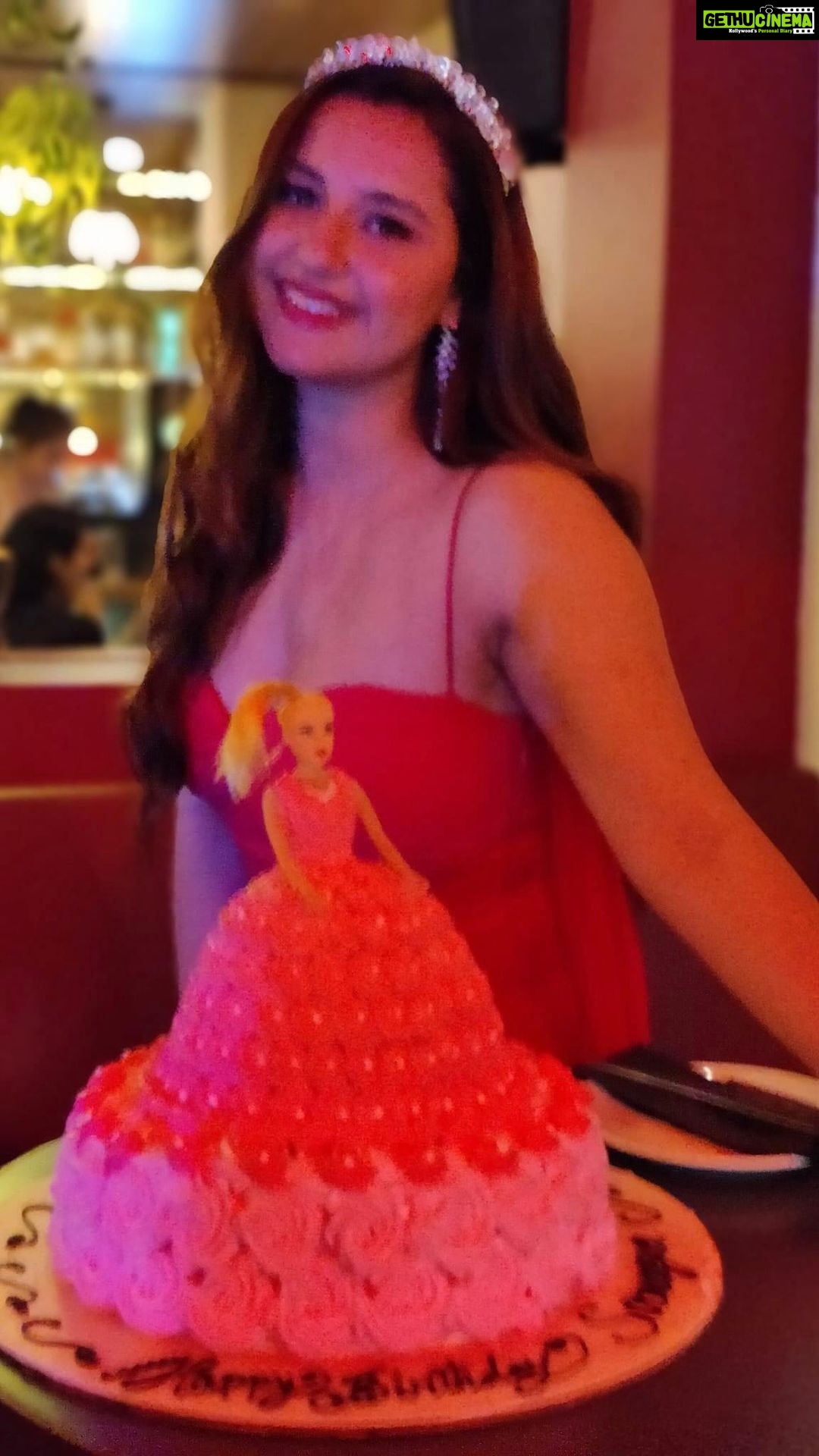 Sanaya Pithawalla Instagram - My barbie themed birthday went like … 🩷 Location @bluebopcafe PR @rainmakerconsults Wearing @maisolos.world Shot by @iam_rajinamdar Decor by @dadreamcatchers Make up @nancypamnanimua Hair @makeupandhairbydisha