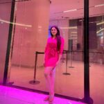 Sayyeshaa Saigal Instagram - Gulabi! 🌸 #traveldiaries#dubai#outandabout#makingmemories#funtimes#takemeback#love#instagram#travel#weekend