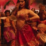 Sayyeshaa Saigal Instagram - Beats you can’t stop grooving to! 😍🔥 ➡️ https://bit.ly/RaawadiVideoSong @arrahman @silambarasantrofficial @gauthamramkarthik @obeli_n_krishna @sayyeshaa @singer_nivas @shubamusic @kavingarsnekan @studiogreen_official @penmovies @brinda_gopal #PathuThala #RaawadiDance #Raawadi