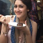 Sayyeshaa Saigal Instagram - Sometimes all you need is a slice of cake 🍰 #caughteating#cake#sweettooth#happy#dessert#chocolate#simplethingsmakemehappy#instacake#nomnom