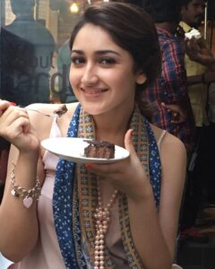 Sayyeshaa Saigal Instagram - Sometimes all you need is a slice of cake 🍰 

#caughteating#cake#sweettooth#happy#dessert#chocolate#simplethingsmakemehappy#instacake#nomnom