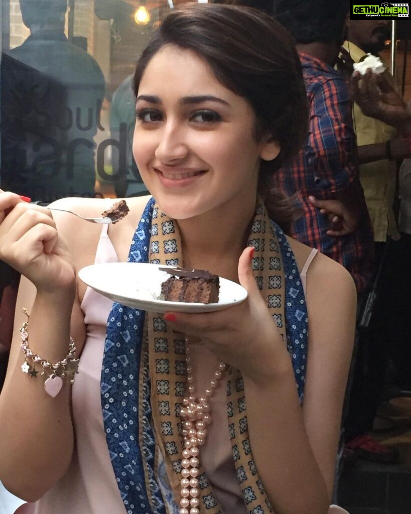 Sayyeshaa Saigal Instagram - Sometimes all you need is a slice of cake 🍰 #caughteating#cake#sweettooth#happy#dessert#chocolate#simplethingsmakemehappy#instacake#nomnom