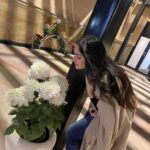 Sayyeshaa Saigal Instagram - Flowers make me happy 🌸 #winter#holiday#travel#delhi#flowers#nature#appreciate#love#instadaily#simplicity