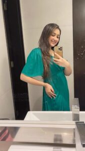 Sayyeshaa Saigal Instagram - Come with me on a quick trip to Hyderabad! ❤️

Video editor- @theportraitstudio_tps 

#travel#reels#instadaily#instagram#traveldiaries#babyshower#husbandandwife#love