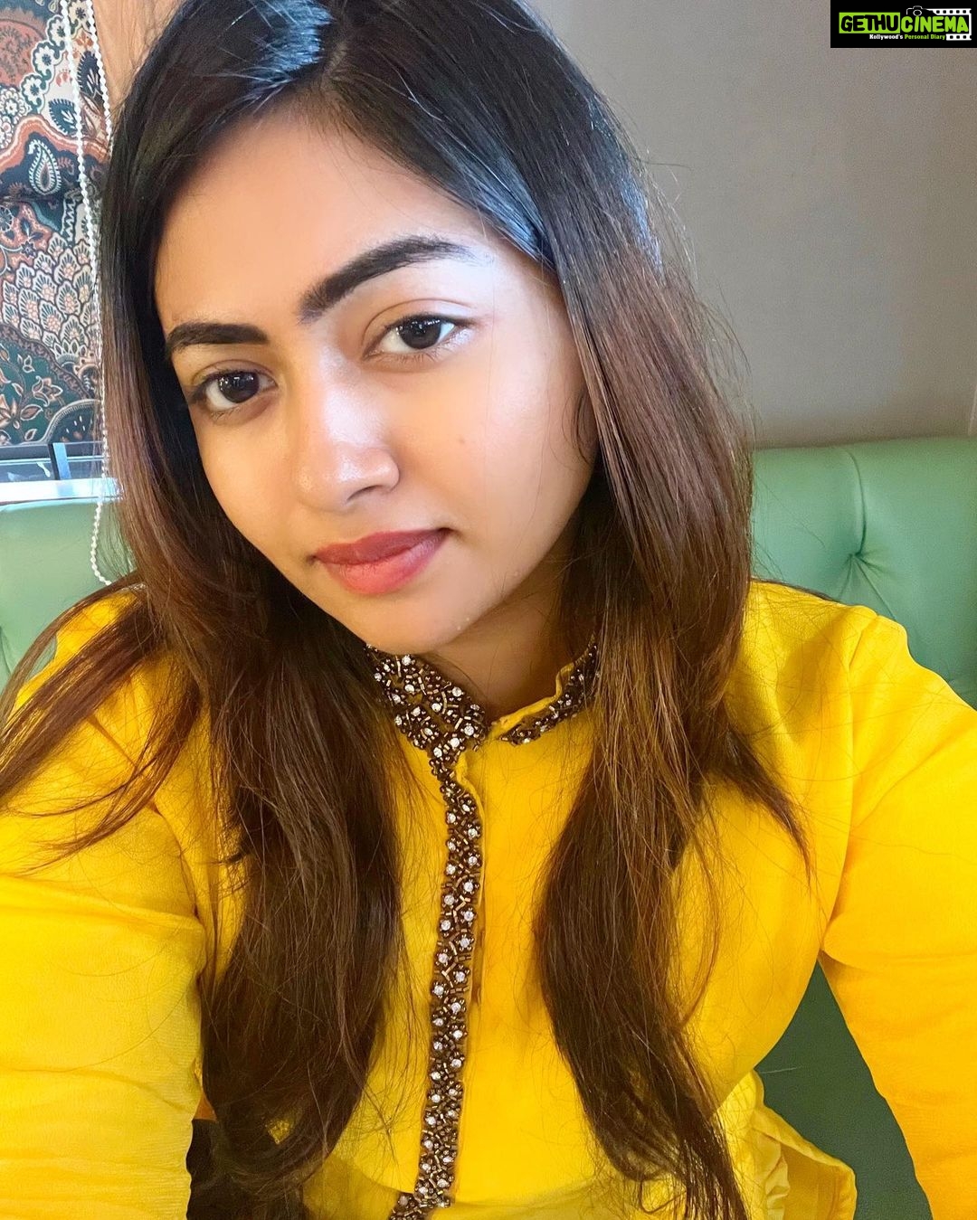 Shaalin Zoya Instagram - stealing clothes from mom’s wardrobe is always a good idea. 💡 #itsallyellow Cochin, Kerala