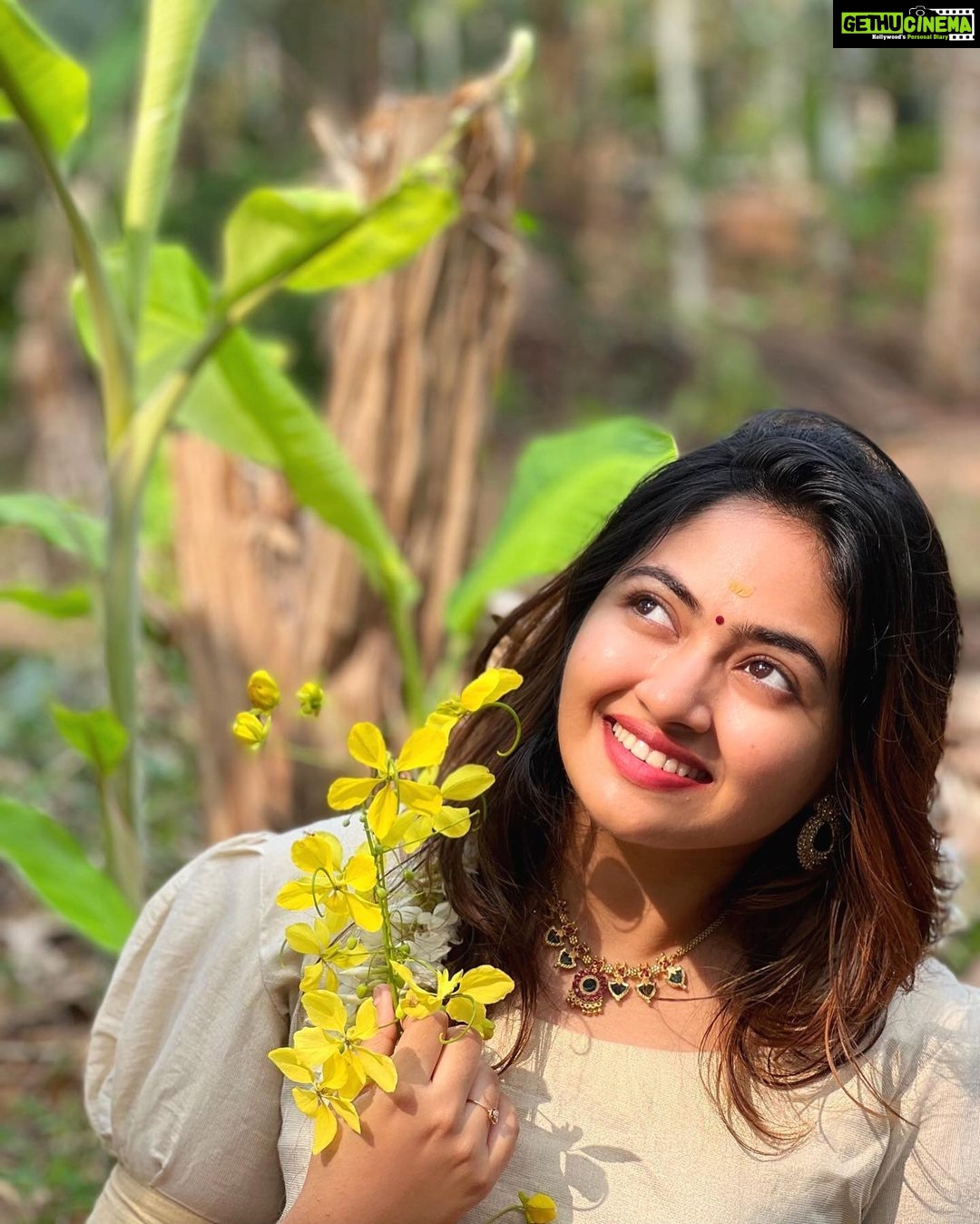 Shaalin Zoya Instagram - എല്ലാ പ്രിയപ്പെട്ടവർക്കും ഹൃദയം നിറഞ്ഞ വിഷു ആശംസകൾ 🌼 Kannur,kerala