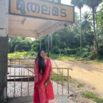Shaalin Zoya Instagram – The people who close to me knows my love for the movie vettam and this location. The place where we saw most of the epic moments in vintage priyadarshan movies. I’m lover of vintage Malayalam movies darling. All day anyday, I will still choose ‘illathe kalyanathinu’ over anything.  This place will live rentfree in my heart forever. Muthalamada railway station