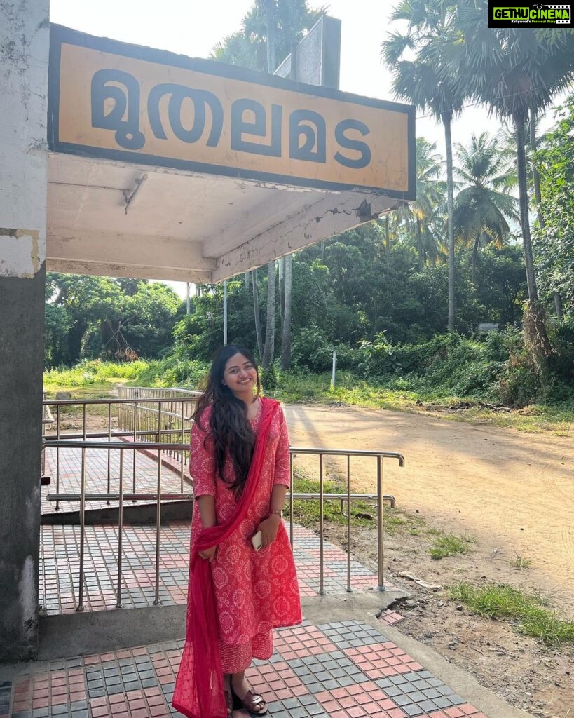 Shaalin Zoya Instagram - The people who close to me knows my love for the movie vettam and this location. The place where we saw most of the epic moments in vintage priyadarshan movies. I’m lover of vintage Malayalam movies darling. All day anyday, I will still choose ‘illathe kalyanathinu’ over anything. This place will live rentfree in my heart forever. Muthalamada railway station