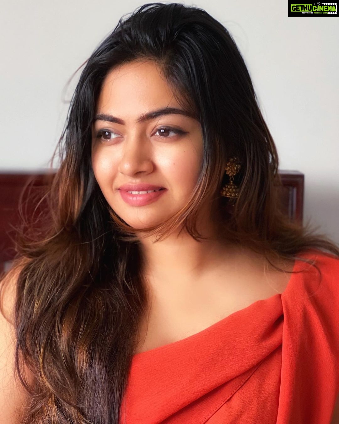 Shaalin Zoya Instagram - winged eyeliner and jumkhas never go out of style.