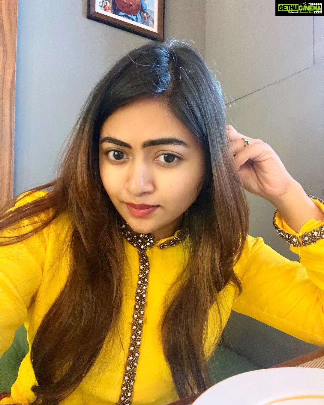 Shaalin Zoya Instagram - stealing clothes from mom’s wardrobe is always a good idea. 💡 #itsallyellow Cochin, Kerala