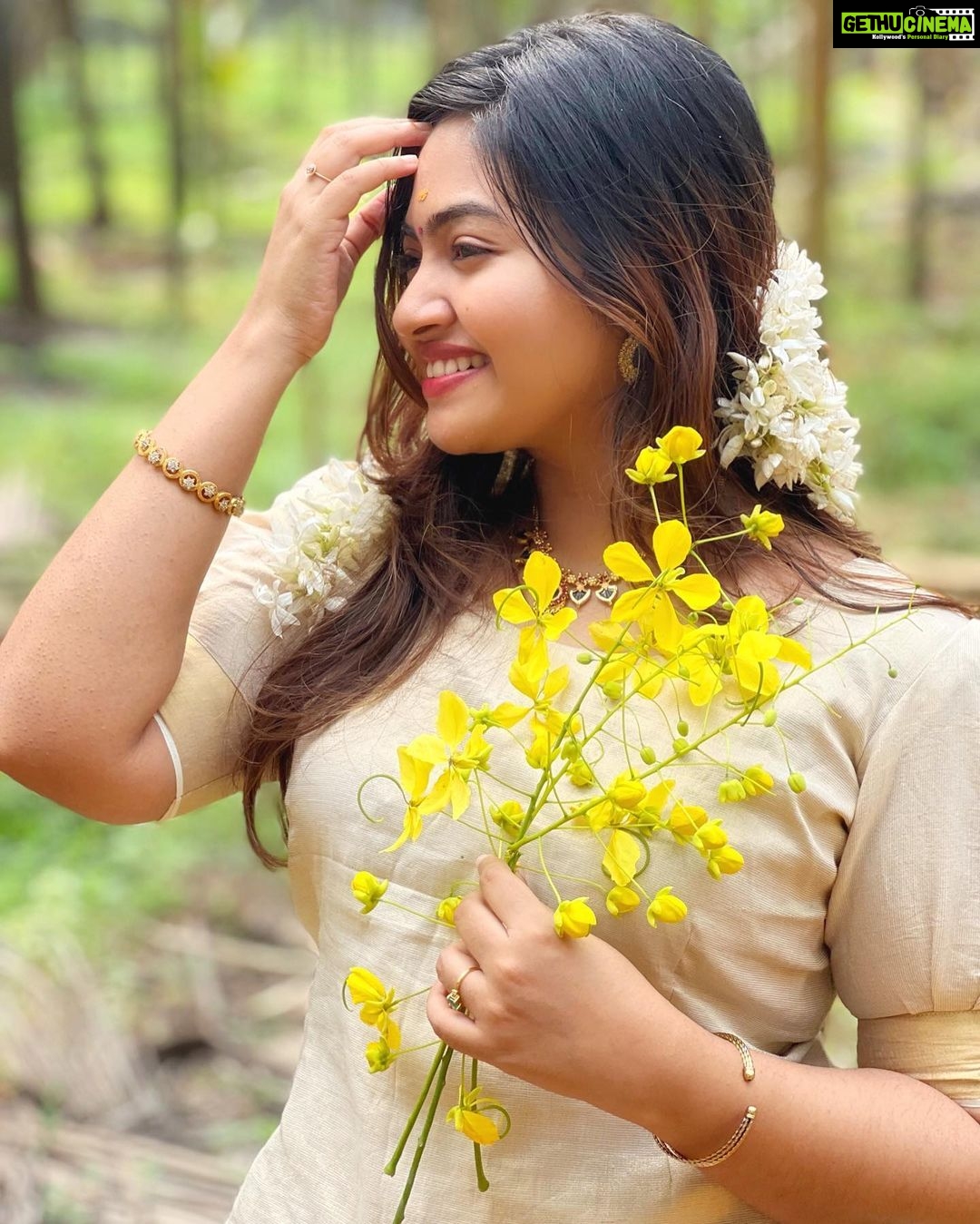 Shaalin Zoya Instagram - എല്ലാ പ്രിയപ്പെട്ടവർക്കും ഹൃദയം നിറഞ്ഞ വിഷു ആശംസകൾ 🌼 Kannur,kerala