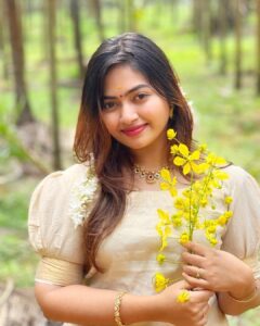 Shaalin Zoya Instagram - എല്ലാ പ്രിയപ്പെട്ടവർക്കും ഹൃദയം നിറഞ്ഞ വിഷു ആശംസകൾ 🌼 Kannur,kerala