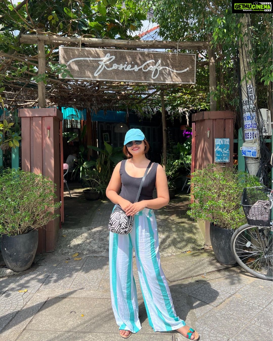 Shaalin Zoya Instagram - o teri, isey to pyaar vyaar ho gaya hai mujhse! Hoian,vietnam