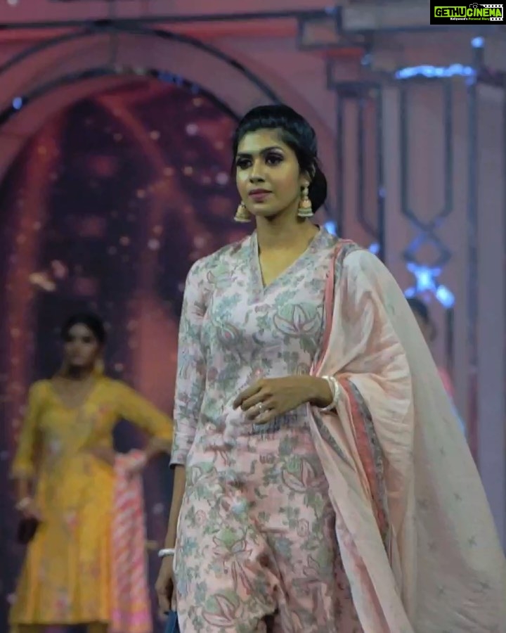 Shaalin Zoya Instagram - not walking through the aisle but the ramp, into your heart .. 💞 Kochi, India