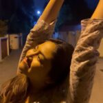 Shaalin Zoya Instagram - dancing under the streetlight to my favourite tune.. 💛 🎥 @sreejitharavind_