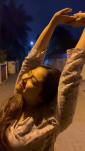 Shaalin Zoya Instagram - dancing under the streetlight to my favourite tune.. 💛 🎥 @sreejitharavind_