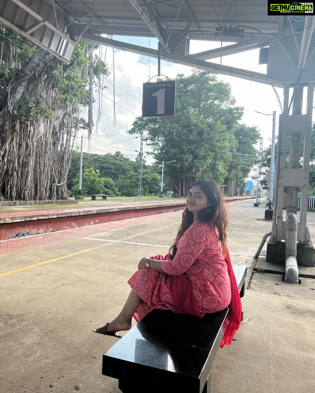 Shaalin Zoya Instagram - The people who close to me knows my love for the movie vettam and this location. The place where we saw most of the epic moments in vintage priyadarshan movies. I’m lover of vintage Malayalam movies darling. All day anyday, I will still choose ‘illathe kalyanathinu’ over anything. This place will live rentfree in my heart forever. Muthalamada railway station
