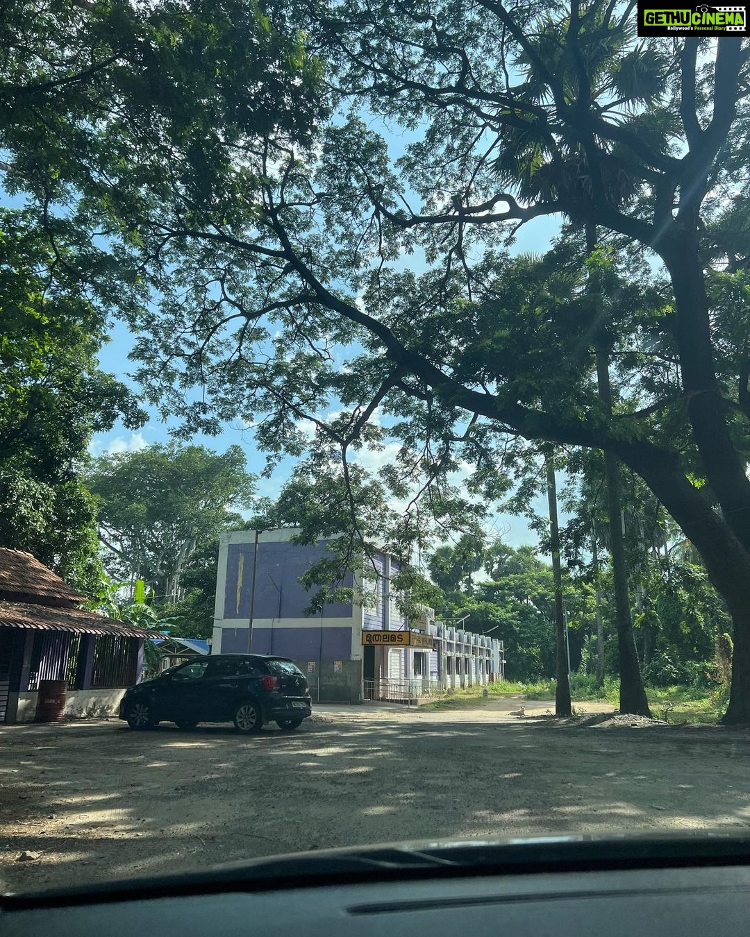 Shaalin Zoya Instagram - The people who close to me knows my love for the movie vettam and this location. The place where we saw most of the epic moments in vintage priyadarshan movies. I’m lover of vintage Malayalam movies darling. All day anyday, I will still choose ‘illathe kalyanathinu’ over anything. This place will live rentfree in my heart forever. Muthalamada railway station