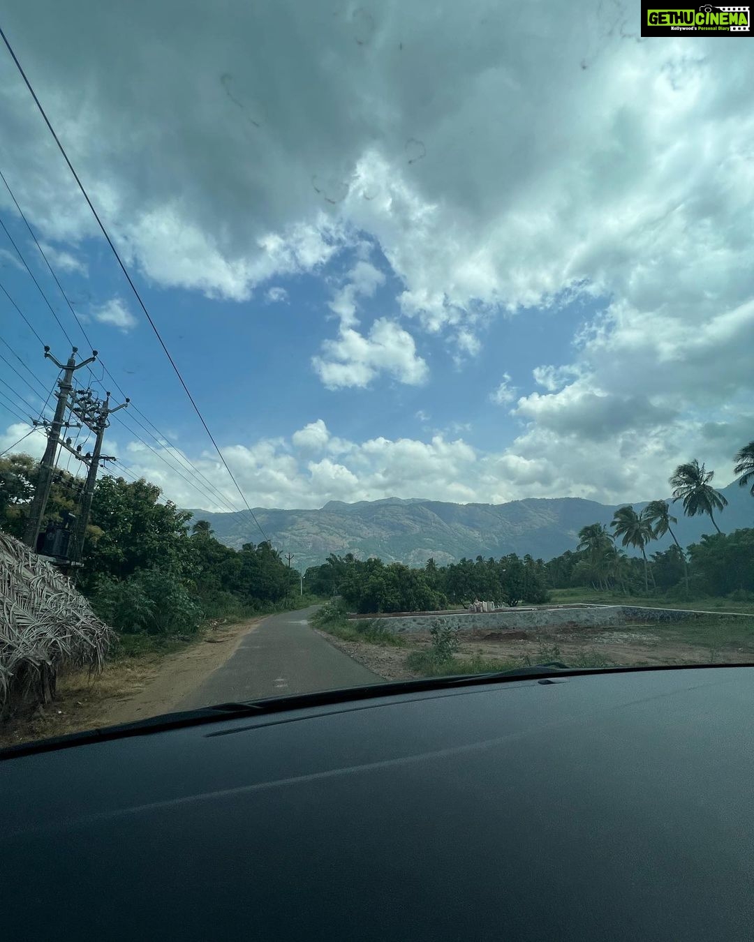 Shaalin Zoya Instagram - The people who close to me knows my love for the movie vettam and this location. The place where we saw most of the epic moments in vintage priyadarshan movies. I’m lover of vintage Malayalam movies darling. All day anyday, I will still choose ‘illathe kalyanathinu’ over anything. This place will live rentfree in my heart forever. Muthalamada railway station
