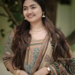 Shaalin Zoya Instagram – നിന്നെ കാണാതെ കാണാതെ ഞാനലഞ്ഞു
നീയെന്നാത്മാവിന്നുള്ളിൽ മയങ്ങീ.. 💞