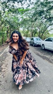 Shafaq Naaz Instagram - Blessed mess ✨✨
.
.
Styling @purvabansal5 
Outfit @purvisethiacouture 
Make up @makeoverbysejalthakkar 
Hair @trivenihairstylist 
Team @greenlight__media