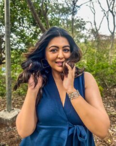 Shafaq Naaz Instagram - vivre au jour le jour ✨

Stylist: @shrutiyamganti0218 
Makeup & Hair: @rouge_makeovers 
Outfit: @blamblack_clothing 
Team: @greenlight__media