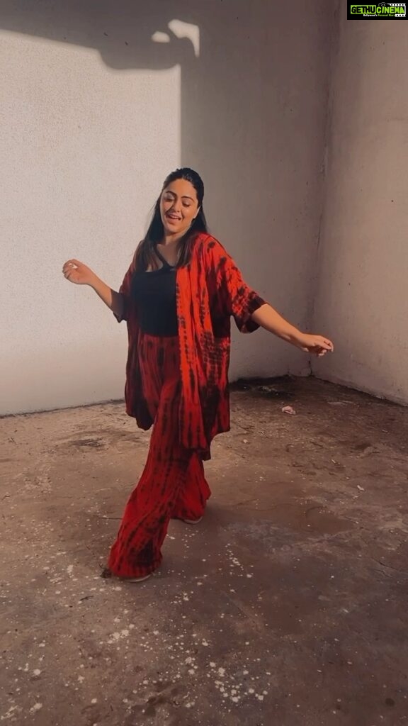 Shafaq Naaz Instagram - Just grooving and following everyone for a change 👻♥️ Wearing - @dyedebonair