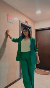 Shafaq Naaz Instagram - Bhaisahab it took me like 10 retakes to get this reel right Kaise kr lete hai sab log ye sab😅 
But anyways I did it 
Make up and hair - @rouge_makeovers