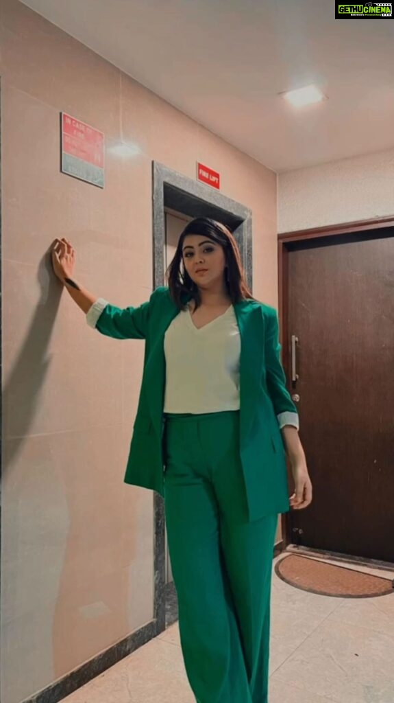 Shafaq Naaz Instagram - Bhaisahab it took me like 10 retakes to get this reel right Kaise kr lete hai sab log ye sab😅 But anyways I did it Make up and hair - @rouge_makeovers